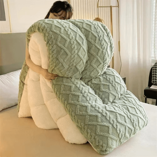 couette lestée dreamrest plier dans les bras d'une femme