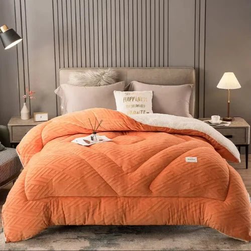 couverture lourde large orange placer sur un lit