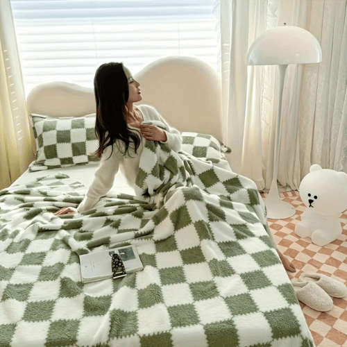 femme emmitoufler dans le plaid à carreaux vert