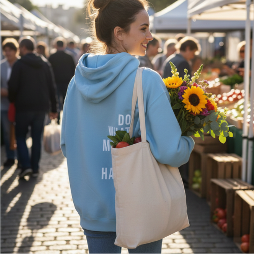 femme magasinant avec le sweat à capuche happylife bleu