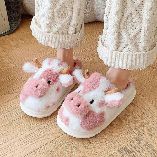 femme portant les chaussons vache rose