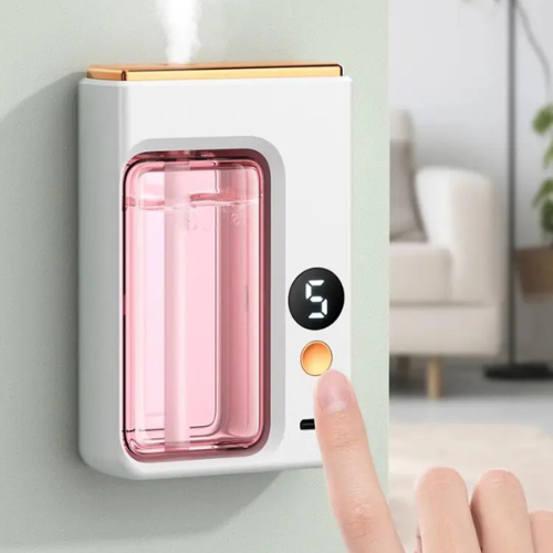 femme qui allume le diffuseur de parfum freshscent