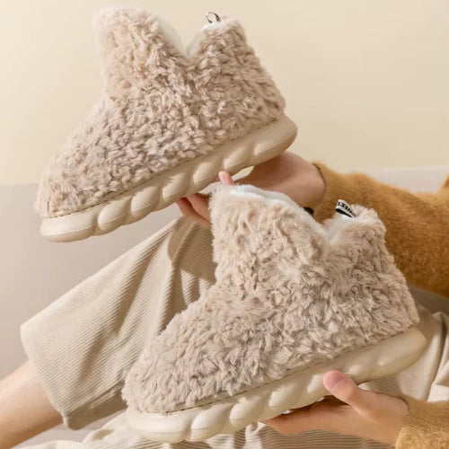 femme tenant les chaussons cloudyfeet marron