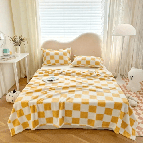 plaid à carreaux jaune sur un lit