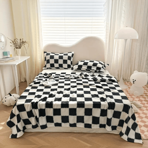 plaid à carreaux noir sur un lit