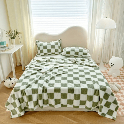 plaid à carreaux vert sur un lit