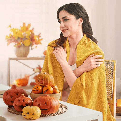 plaid cocooning jaune enrouler-sur-les-épaules-d'une femme