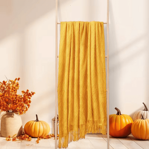 plaid cocooning jaune sur une échelle décorative