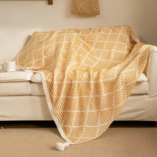 plaid décoratif à pompon jaune