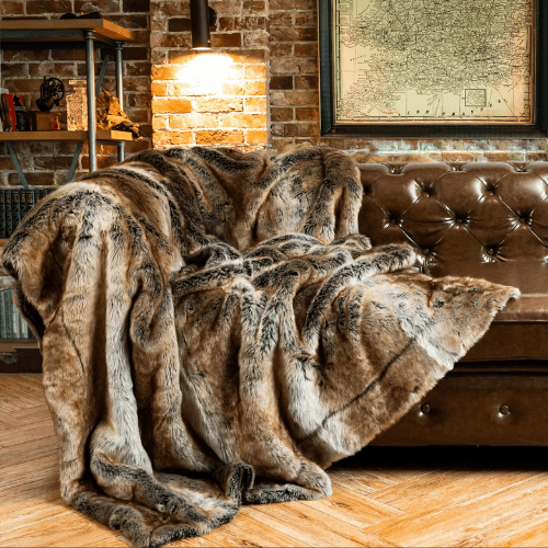 plaid fausse fourrure doulux placer sur un canapé brun