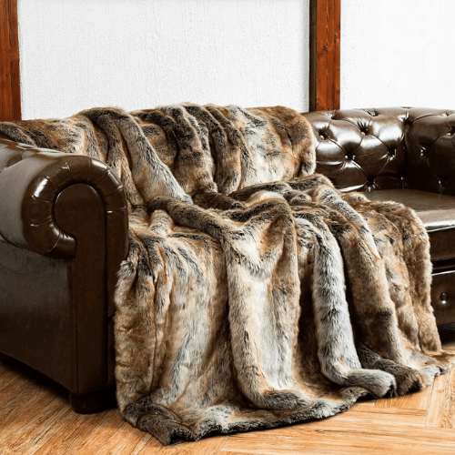 plaid fausse fourrure doulux placer sur un divan