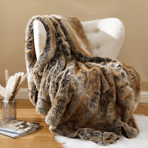 plaid fausse fourrure doulux poser sur un fauteuil