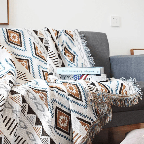 plaid nordique moderne sur le canapé avec des livres