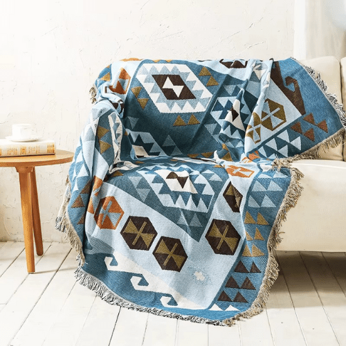 plaid nordique moderne bleu suur un divan