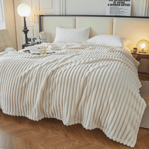 plaid skincover blanc sur un lit