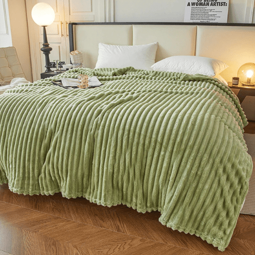 plaid skincover étendu sur un lit
