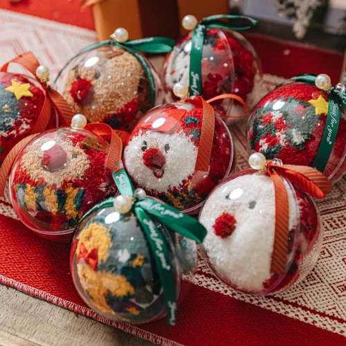 chaussette de noel polaire dans des boules de noël