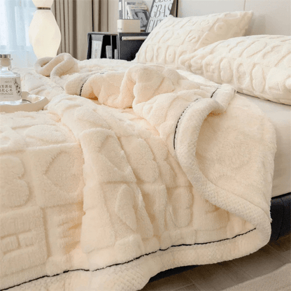 couette dreamy blanche sur un lit blanc