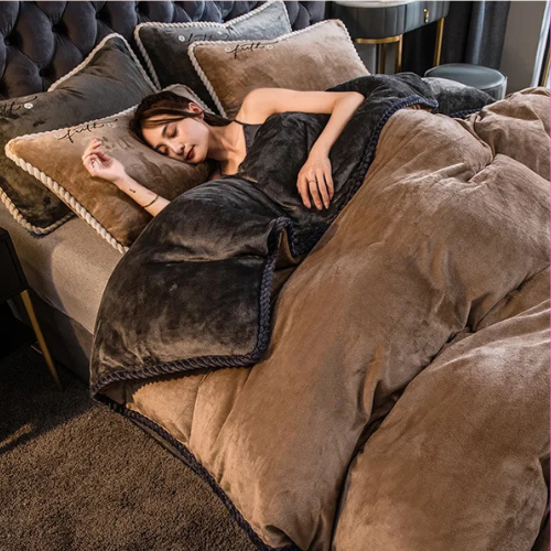 couette lestée apaisante détachable posée sur un lit