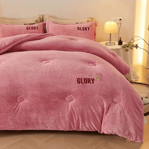 couverture lestée rose GloryNest placée sur un lit