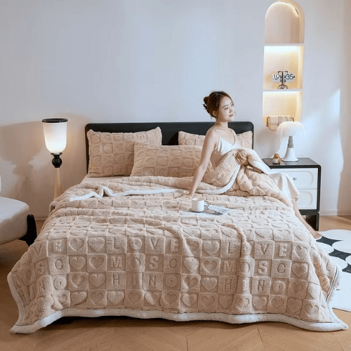 couette dreamy femme assise sur la couette dreamy beige