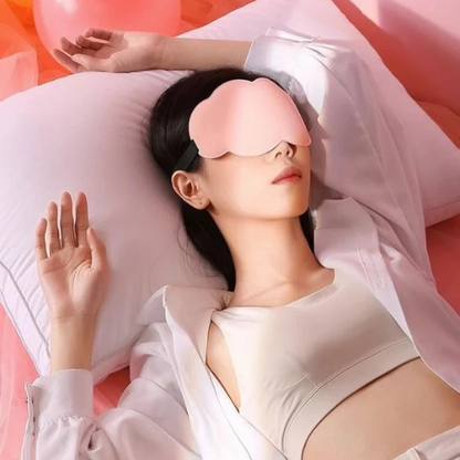 femme dormant avec le masque de sommeil cloudsleep rose