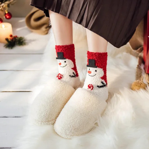 femme portant la chaussette de noel polaire bonhomme de neige