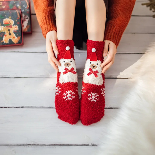 femme portant la chaussette de noel polaire ours polaire