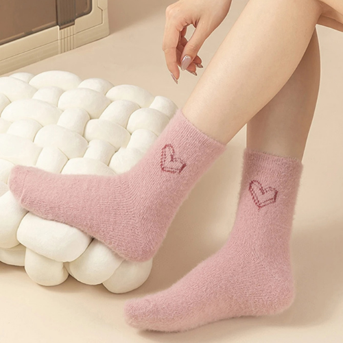 femme portant les chaussettes pour femme coeur rose brodées