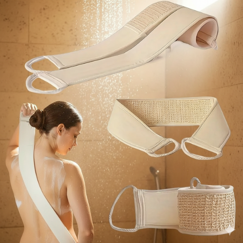 femme se lavant avec la bande loofah pour le dos