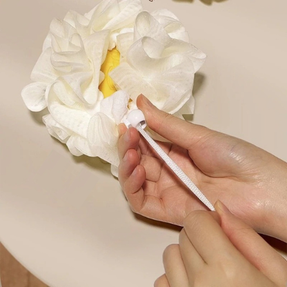 femme serrant la fleur de douche refermable avec un savon
