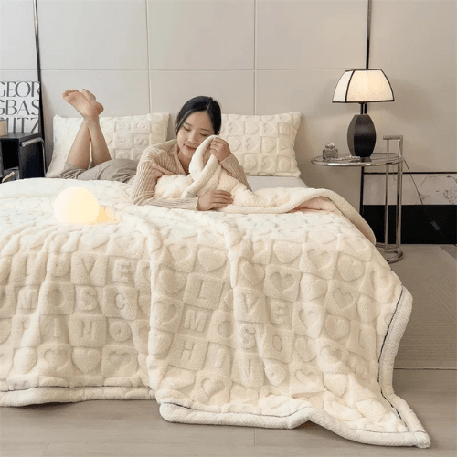 femme sur la couette dreamy blanche