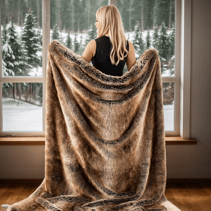 femme transortant le plaid fausse fourrure doulux