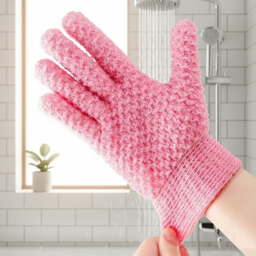 femme utilisant le gant pour le corps exfoliation rose