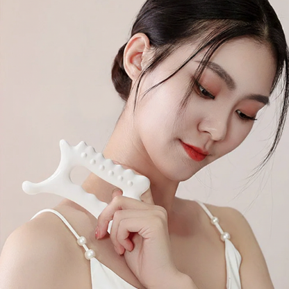 femme utilisant le gua sha corps massage profond sur ces épaules