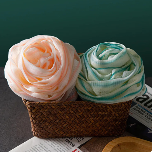  fleur de douche rose dans un panier