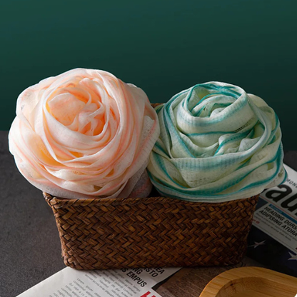  fleur de douche rose dans un panier