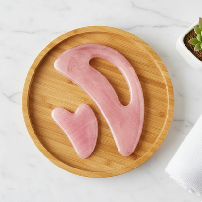 gua sha corps bodyscrape rose sur un plateau