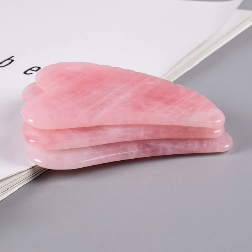 gua sha quartz rose avec bosses pour femme
