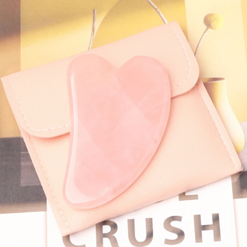 gua sha quartz rose sur une pochette