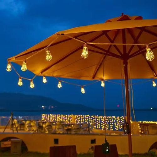 guirlande guinguette d'ambiance solaire sur un parasol