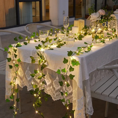 guirlande lumineuse avec feuilles sur une table