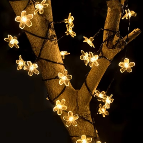 guirlande lumineuse extérieur en fleur sur un arbre
