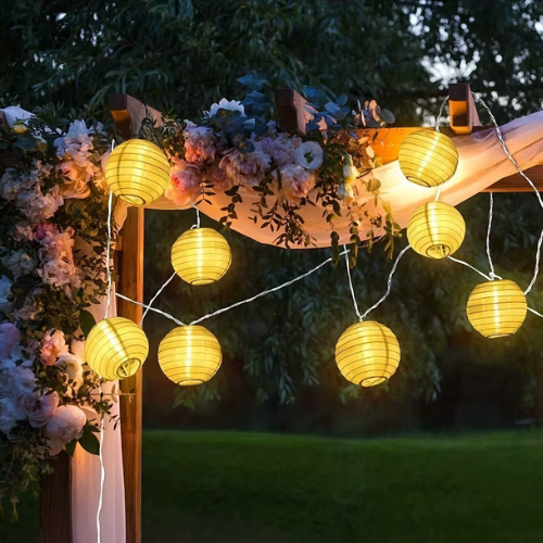 guirlande lumineuse extérieur lanterne sur une terrasse