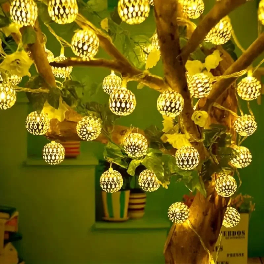guirlande lumineuse solaire de jardin sur un arbre