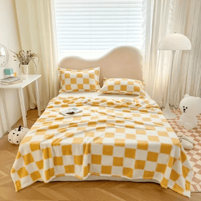 plaid à carreaux jaune sur un lit