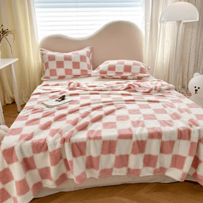 plaid à carreaux rose et blanc sur un lit