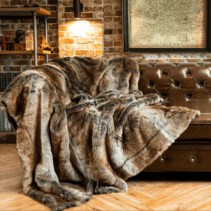 plaid fausse fourrure doulux placer sur un canapé brun